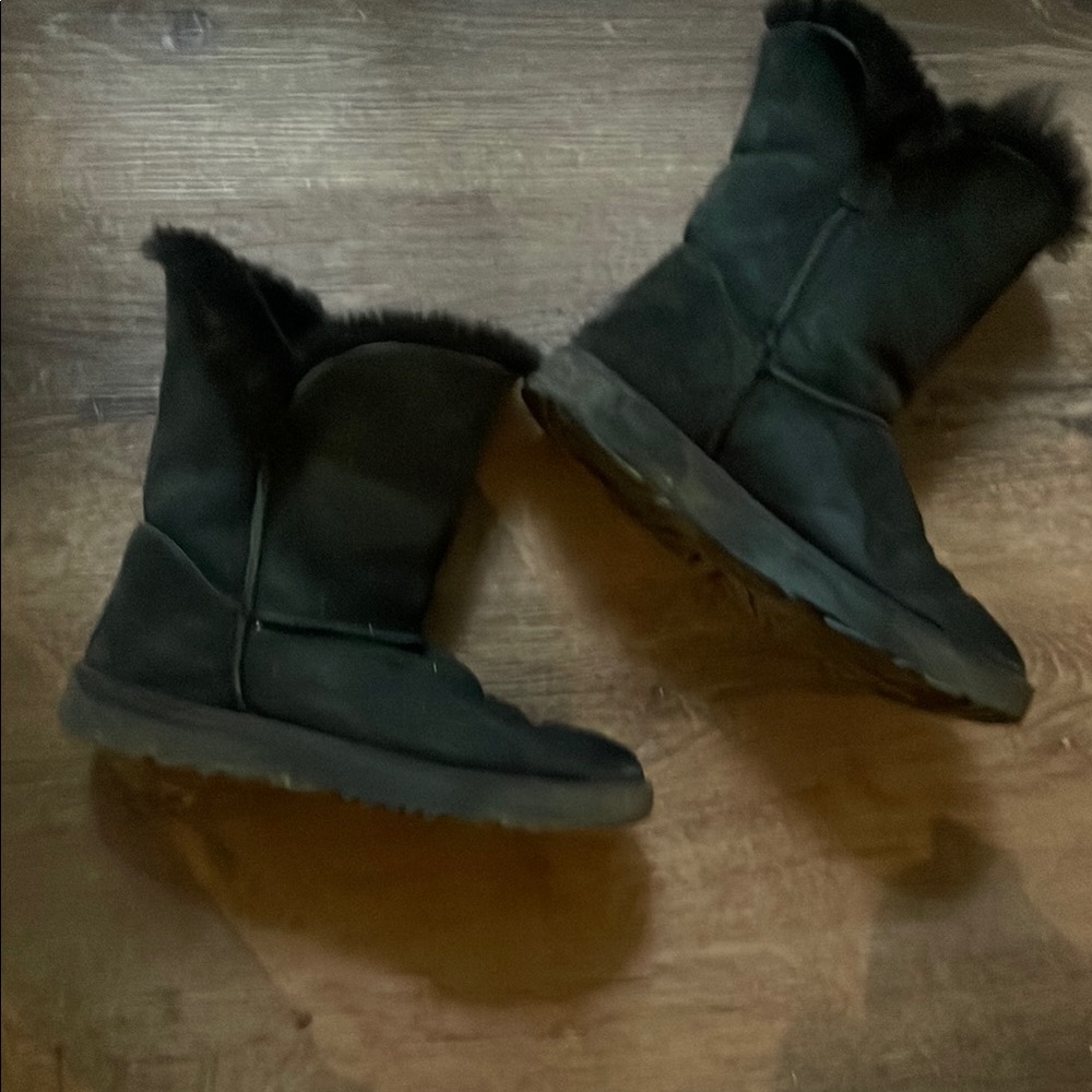 Black UGGS women’s short Fur-Lined Boots